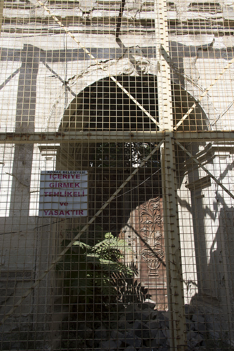 Izmir Old Houses October 2015 2446.jpg