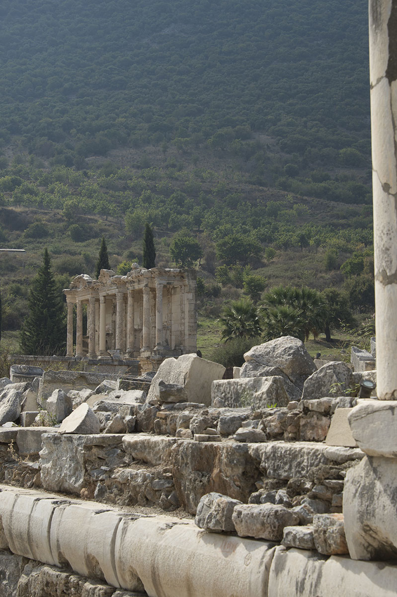 Ephesus Celsus Library from far October 2015 2832.jpg