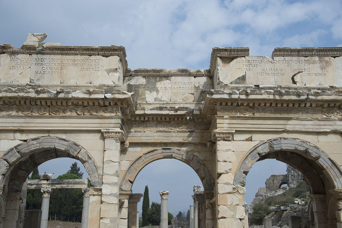 Ephesus Mazeus and Mythridates gate October 2015 2768.jpg