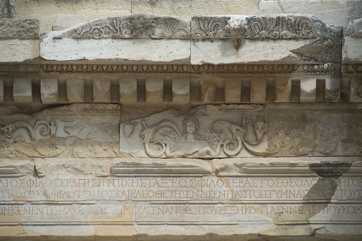 Ephesus Mazeus and Mythridates gate October 2015 2771.jpg