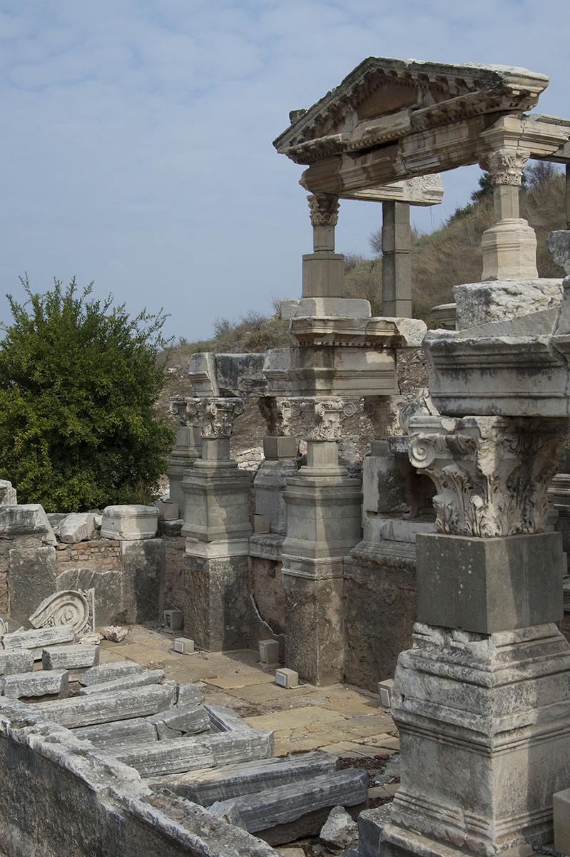Ephesus Trajan Fountain October 2015 2681.jpg