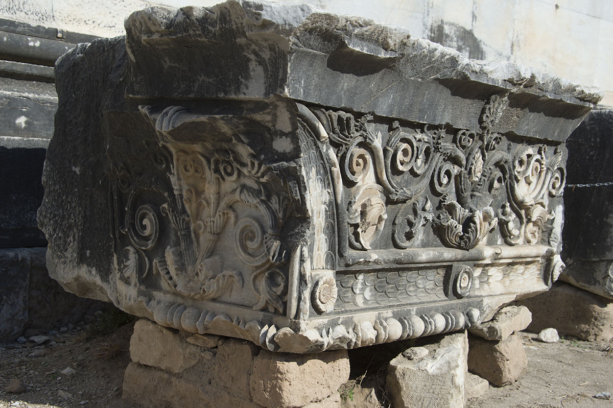 Didyma Apollo Temple October 2015 3258.jpg