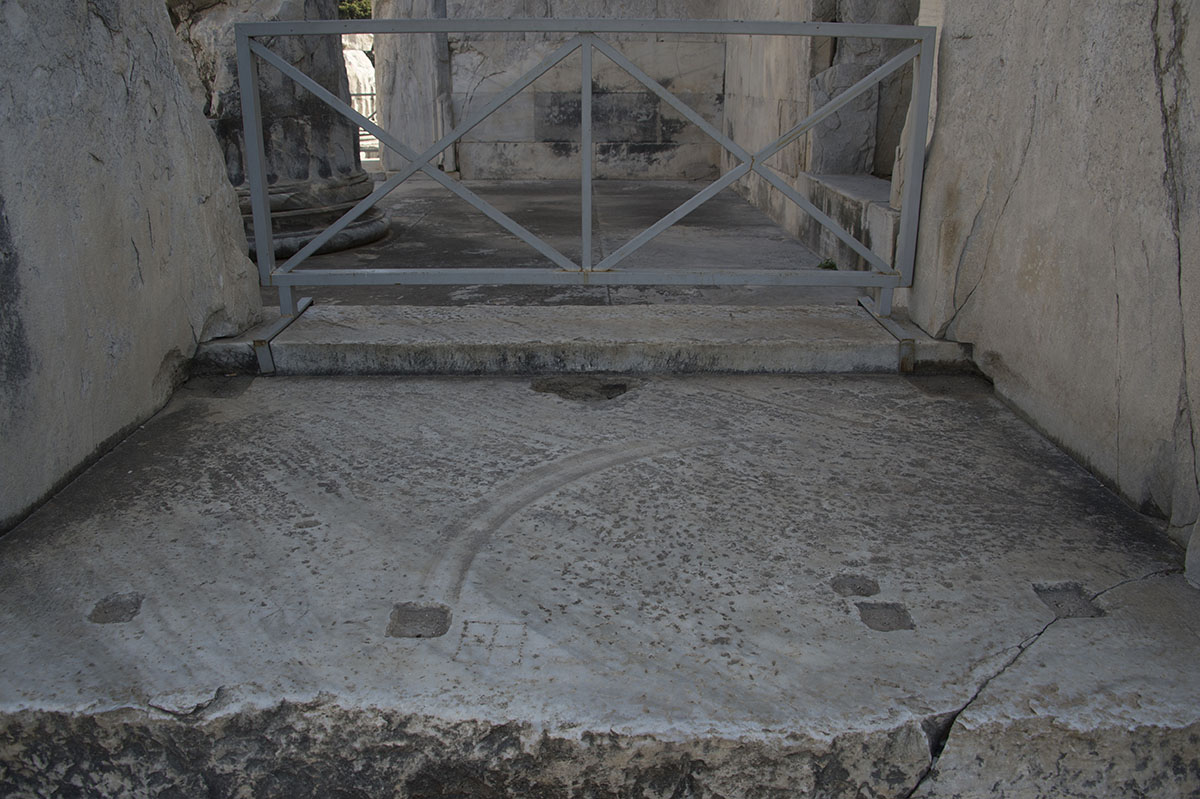 Didyma Apollo Temple October 2015 3261.jpg