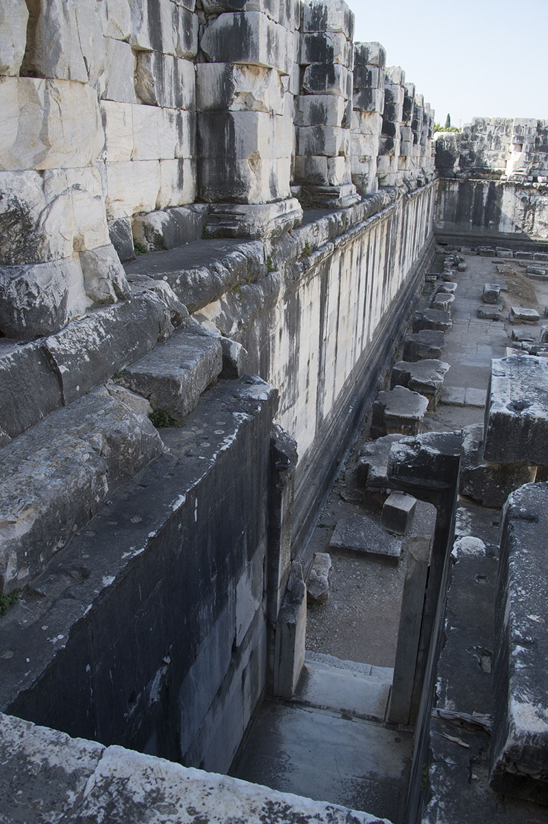 Didyma Apollo Temple October 2015 3274.jpg