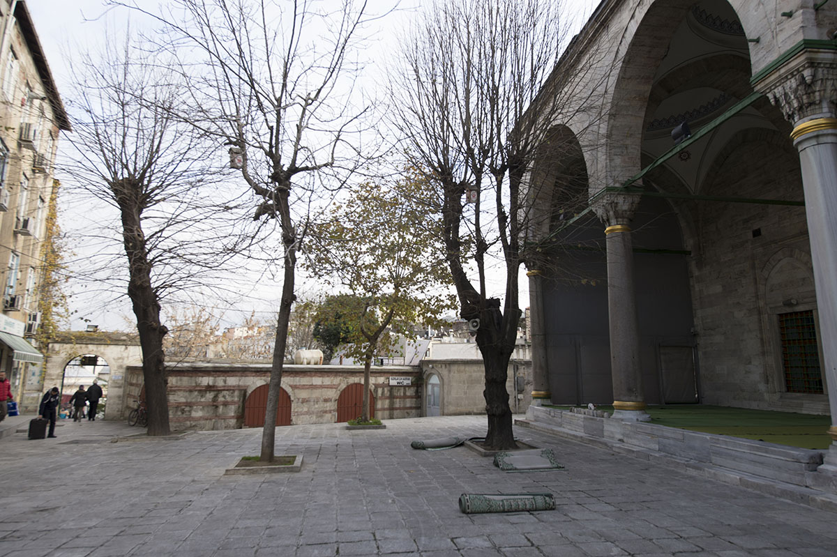 Istanbul Atik Ali Pasha Mosque december 2015 6231.jpg