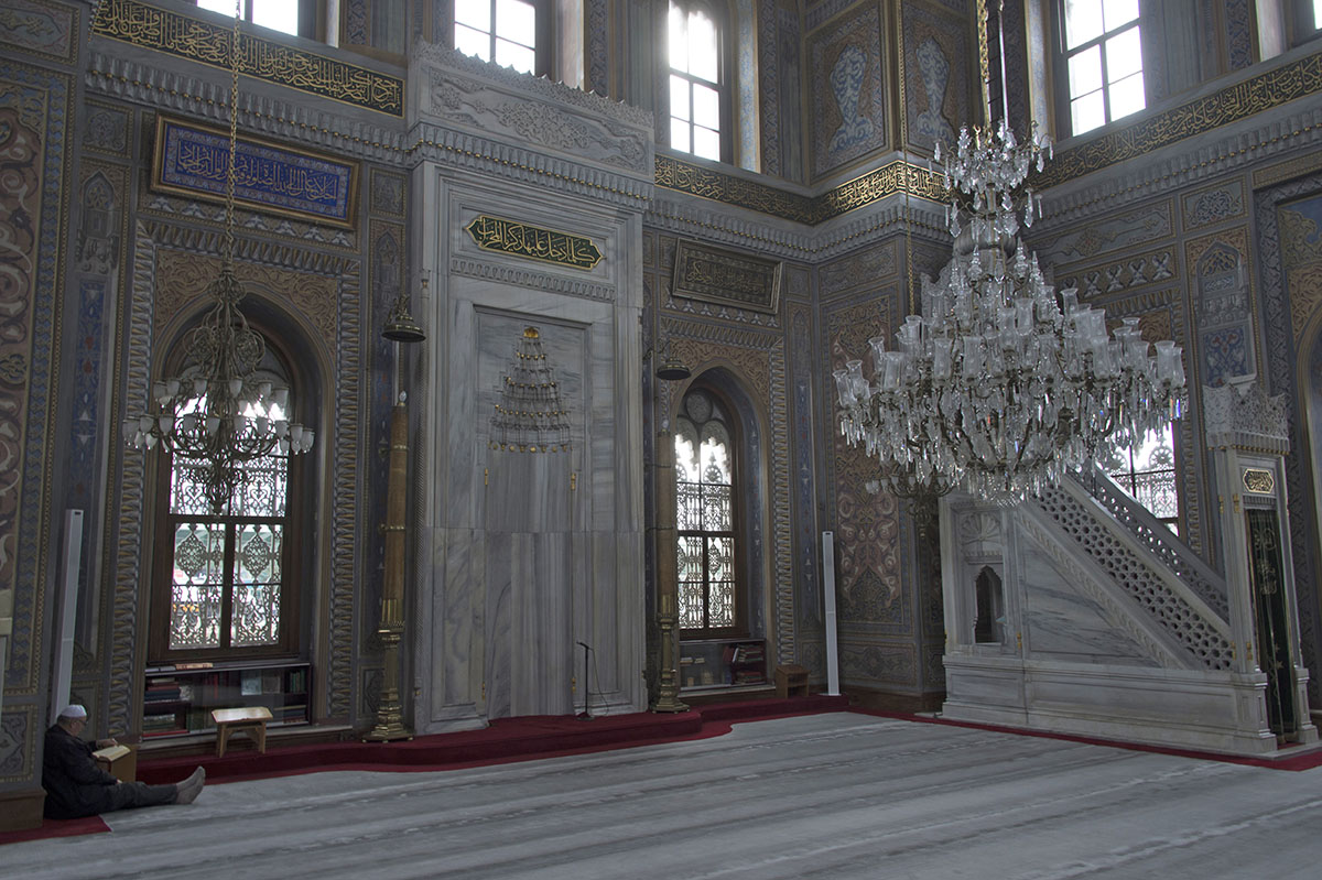 Istanbul Pertevniyal Valide Sultan Mosque december 2015 6615.jpg