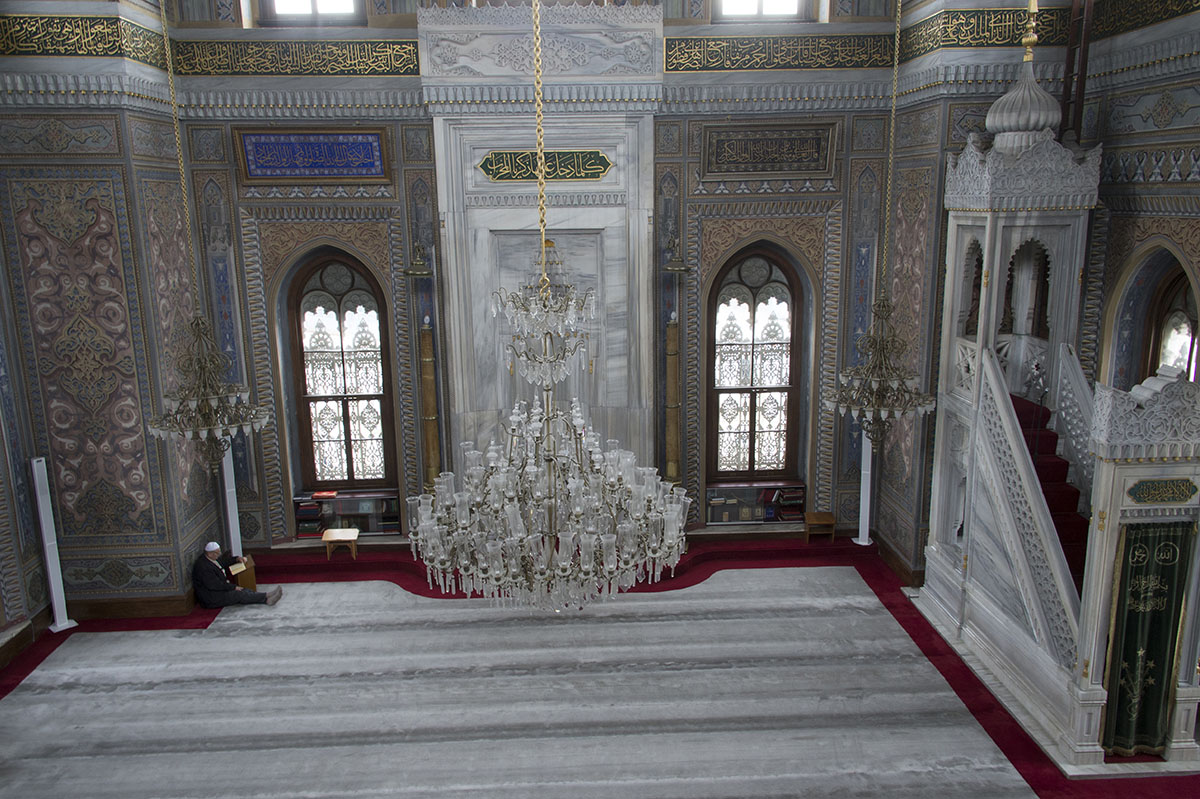 Istanbul Pertevniyal Valide Sultan Mosque december 2015 6616.jpg