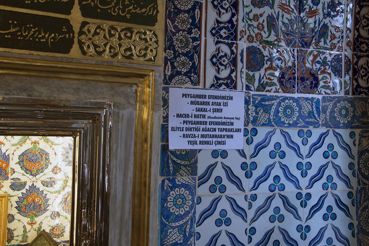 Istanbul Eyup turbesi december 2015 5046.jpg