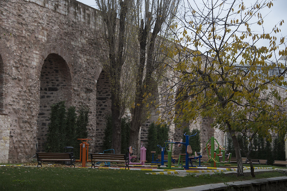 Istanbul Aqueduct near Shezade december 2015 6290.jpg