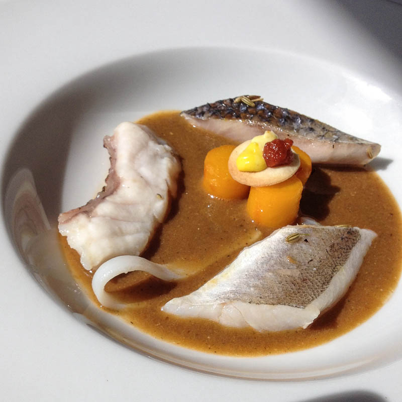 Bouillon de roche, poisson et pommes de terre safranes