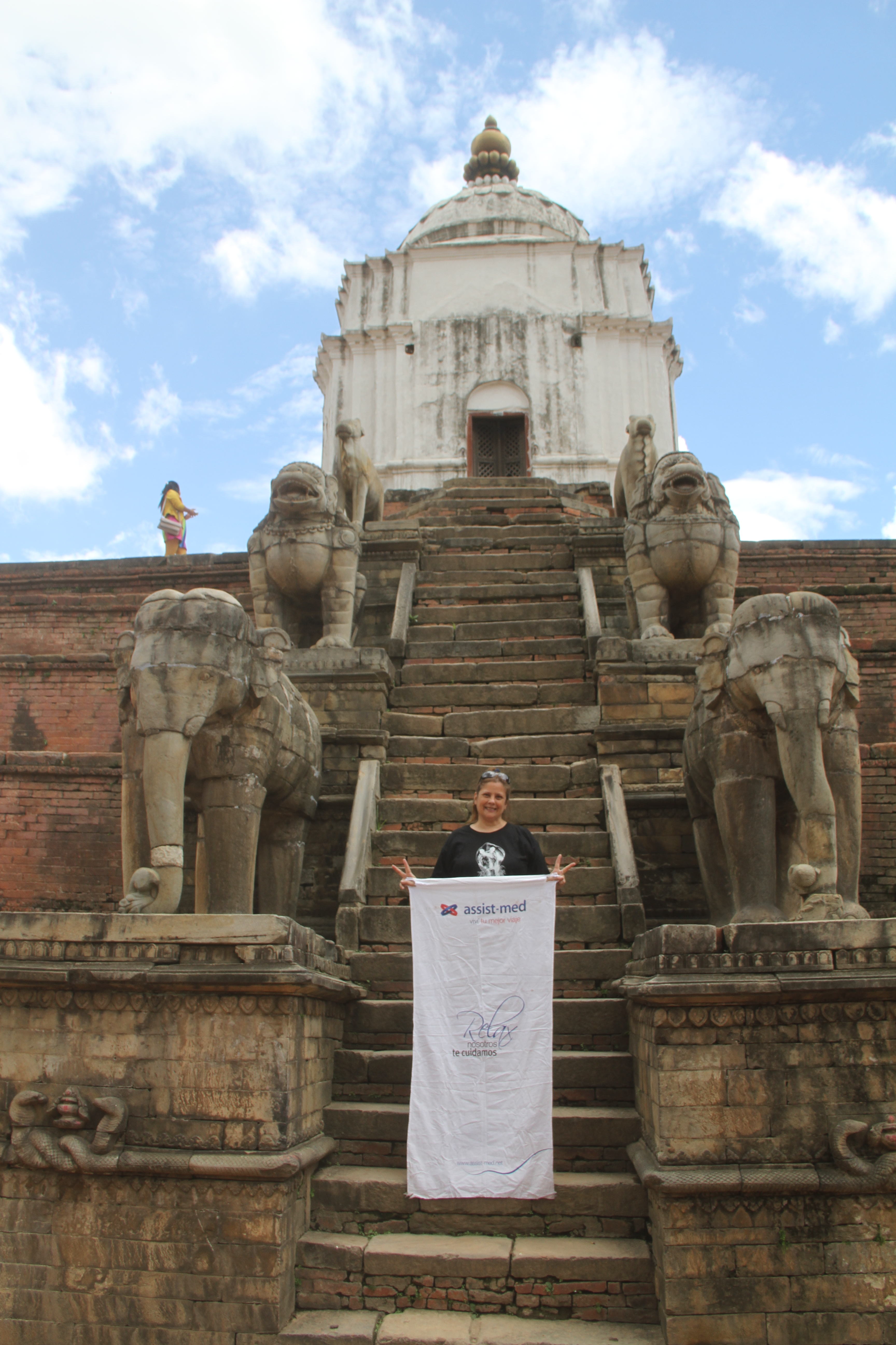Monica Scotto con assist-med vivi tu mejor viaje por Nepal