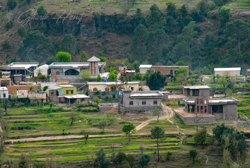Houses in Kalghetran