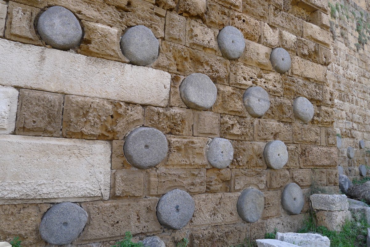 Mur du fort renforc par des morceaux de colonnes romaines