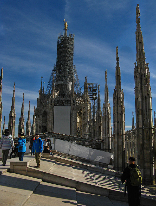 On the roof, the Tiburio or central tower under restoration .. 3635