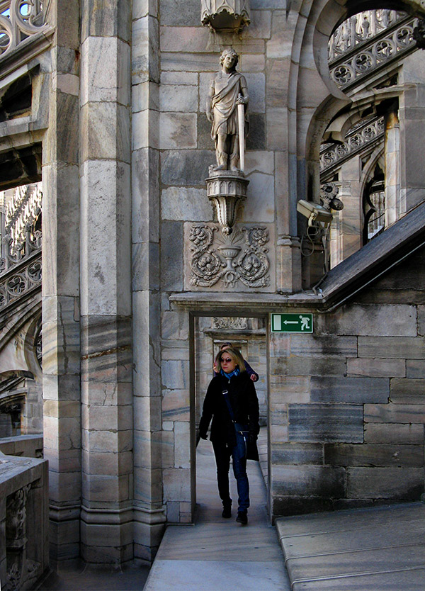 Walking through the buttresses  .. 3690