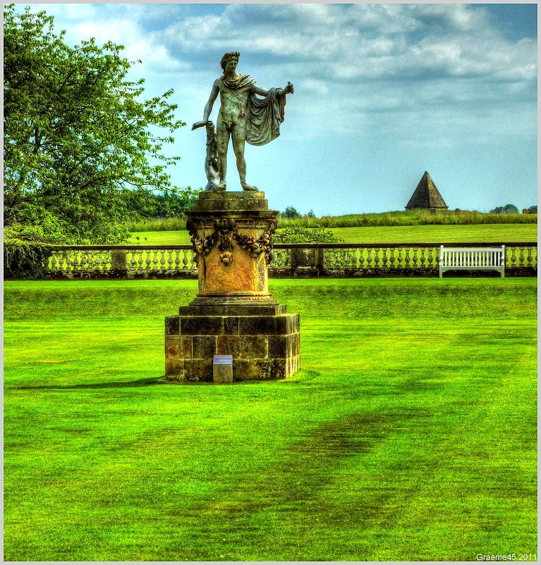 Statue, Pryamid & Seat