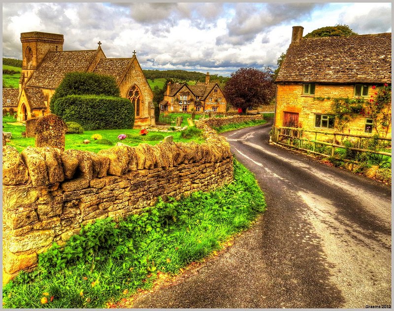 St Barnabas Church & Snowshill Arms