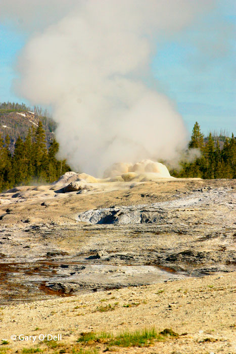 Old-Faithfull-Geyser-at-rest.jpg