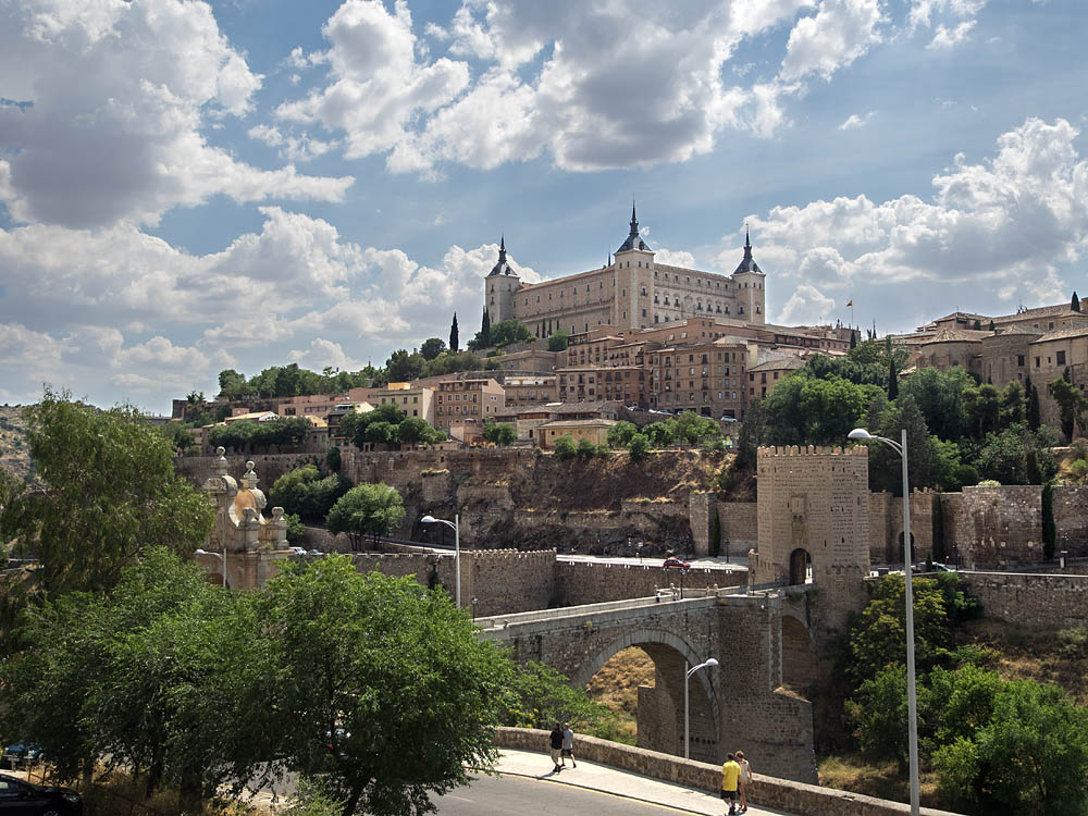 Die Alcantara-Brcke in Toledo with Alczar in background
