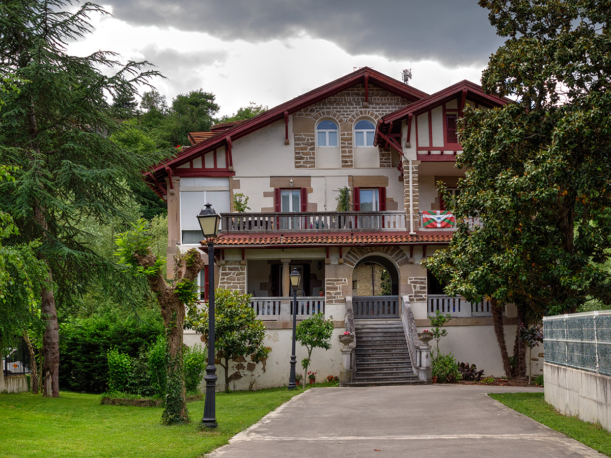 Txomenarena casa de indiano P6076685_tonemapped.jpg