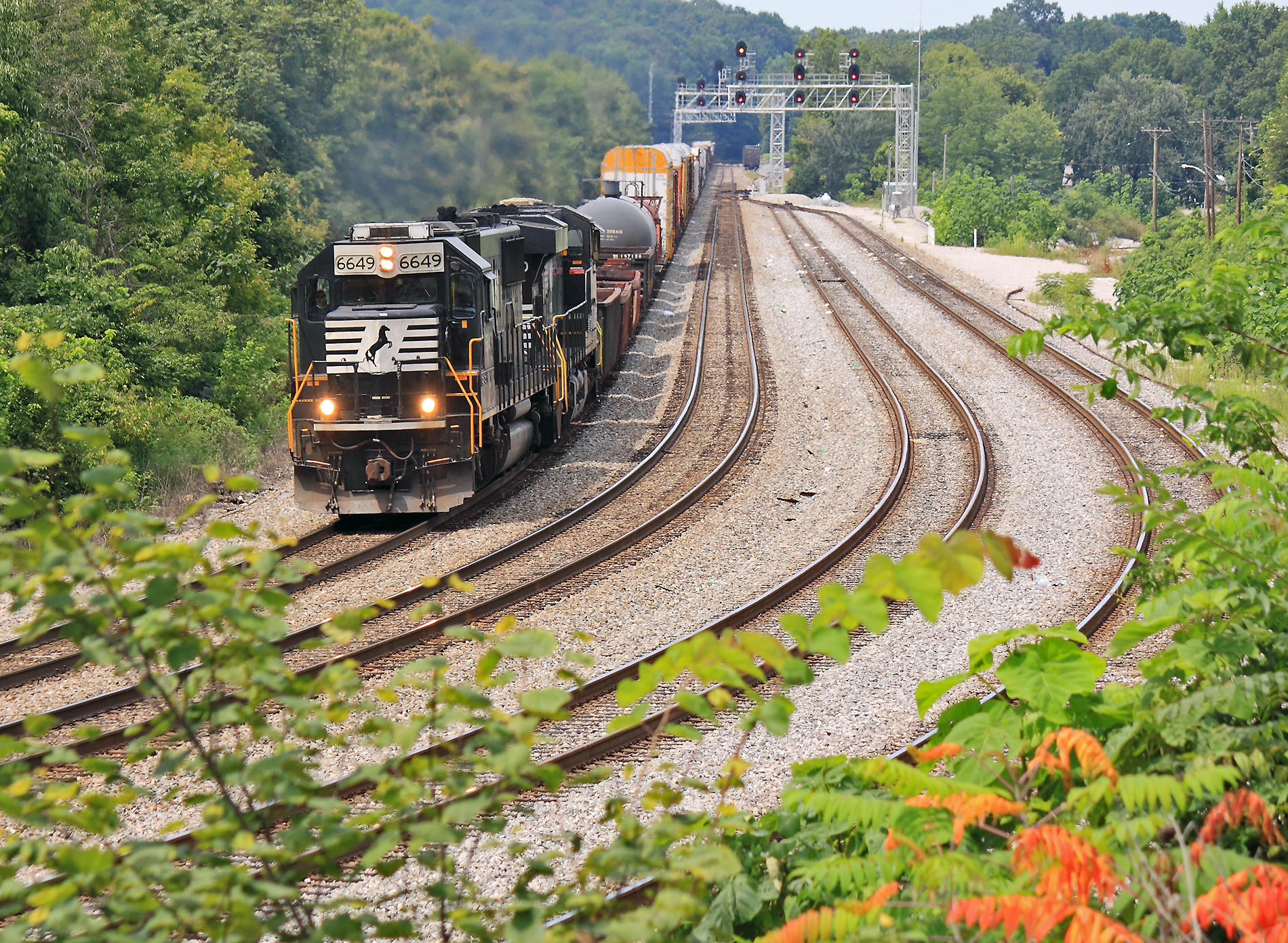 NS 117 starts around the curve into Antioch cut after a crew change at Burnside 