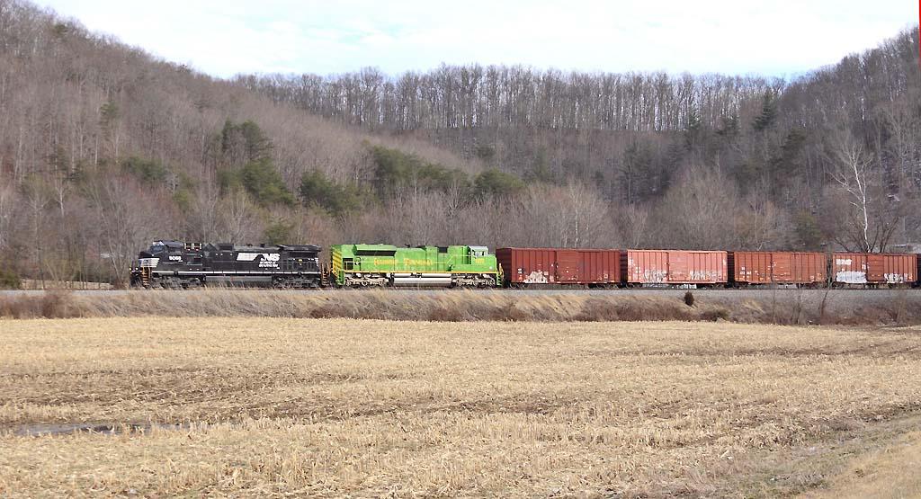 Northbound 124 comes through the Green River Dip with IT 1072 trailing 