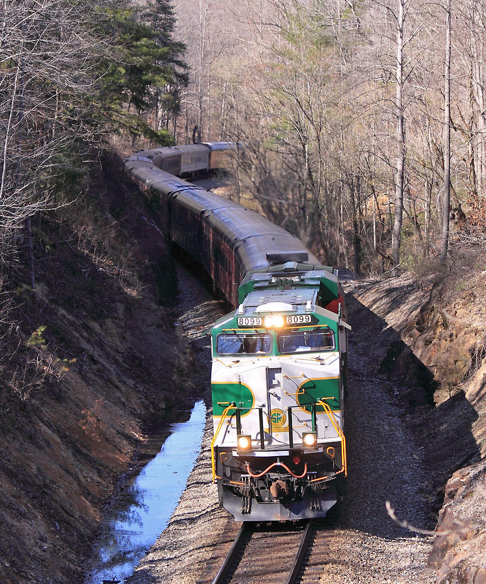 NS 957 comes through the S-curve just South of Rockwood, TN 