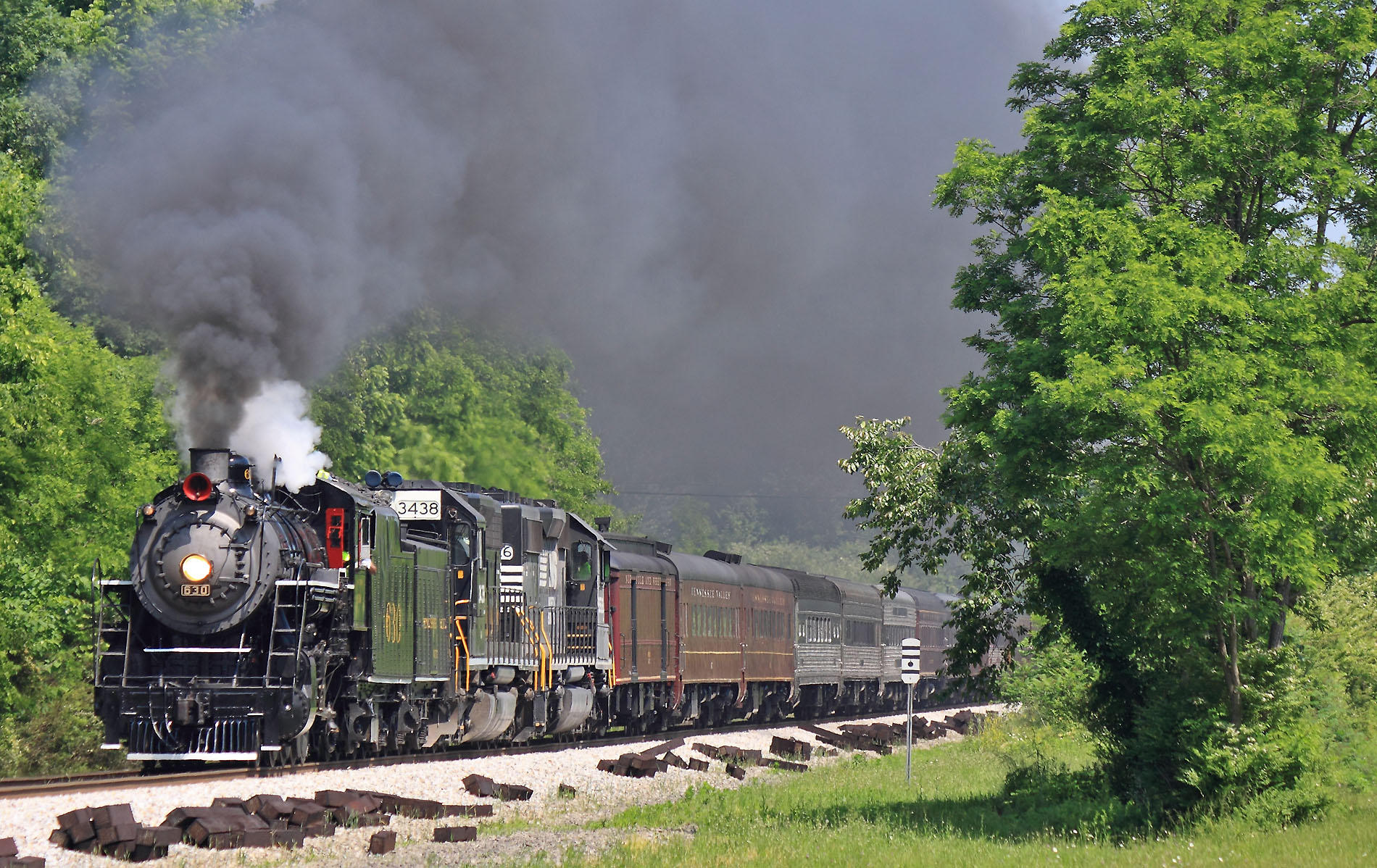 Southern 630 struts through downtown Flat Rock, Ky on the CNO&TP 