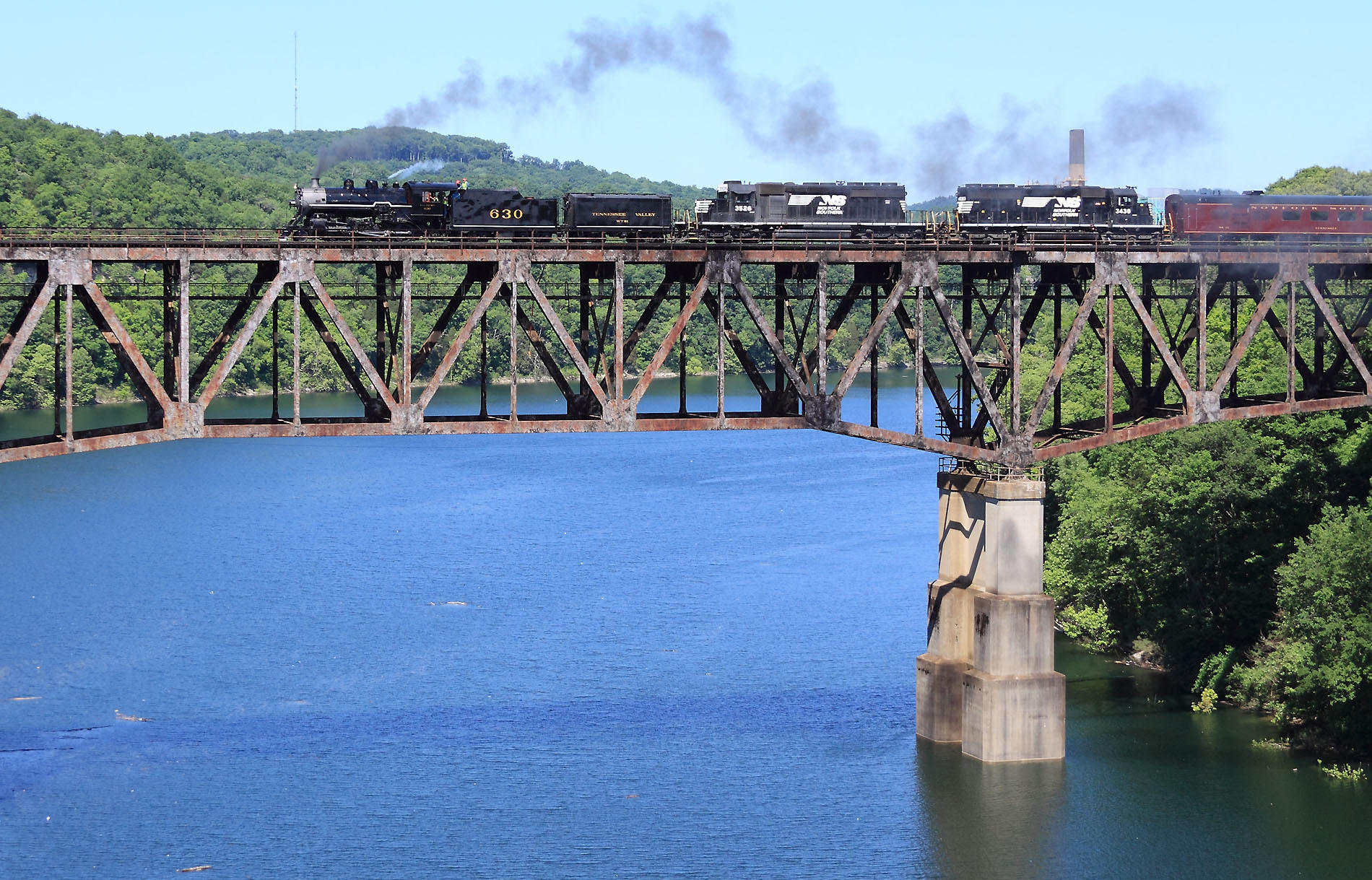 Crossing the Cumberland River at Burnside, Ky Northbound 