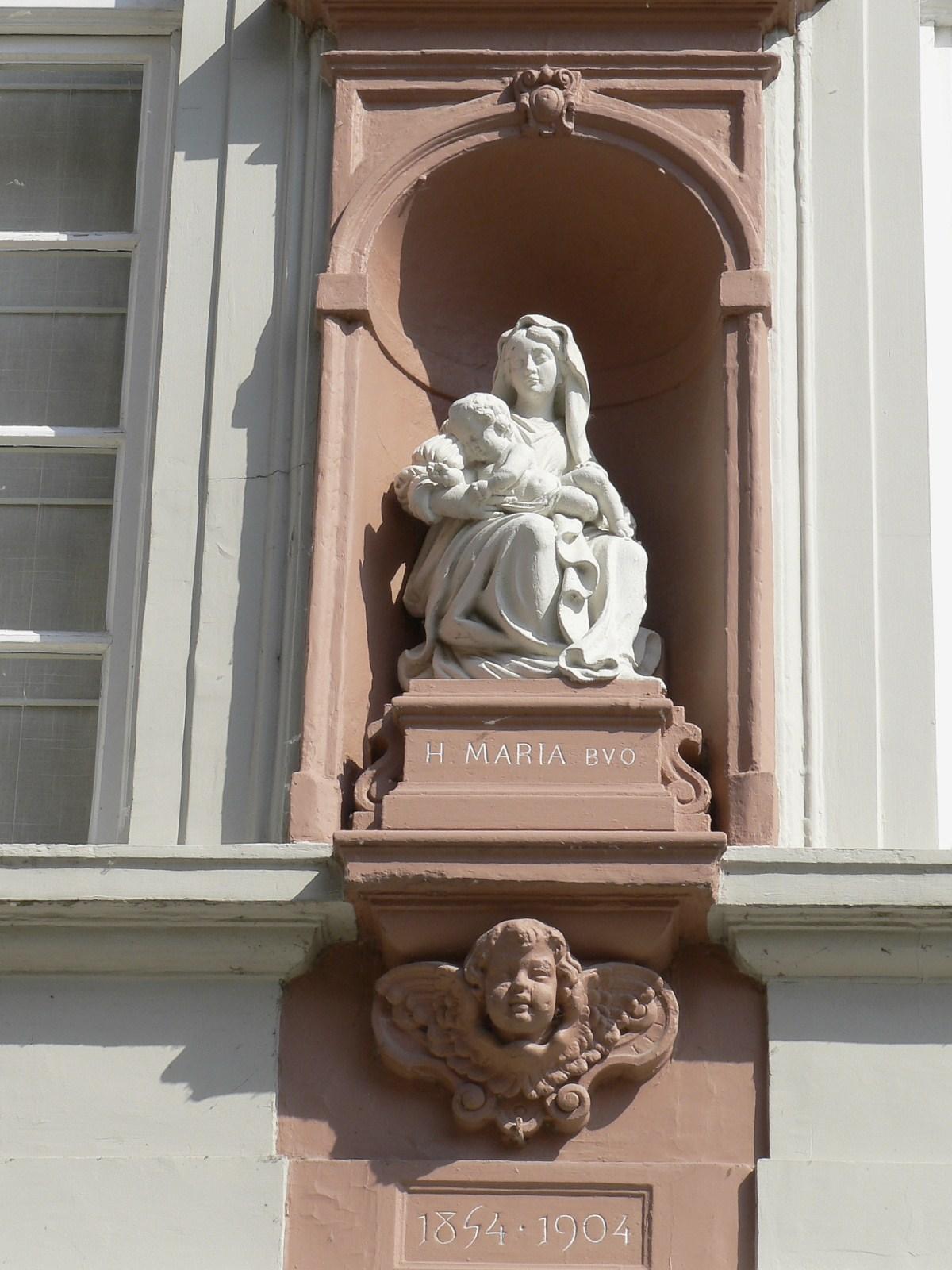 Zittende Maria met obstinatig Kind - Onze Lieve Vrouwkerkhof Zuid 4