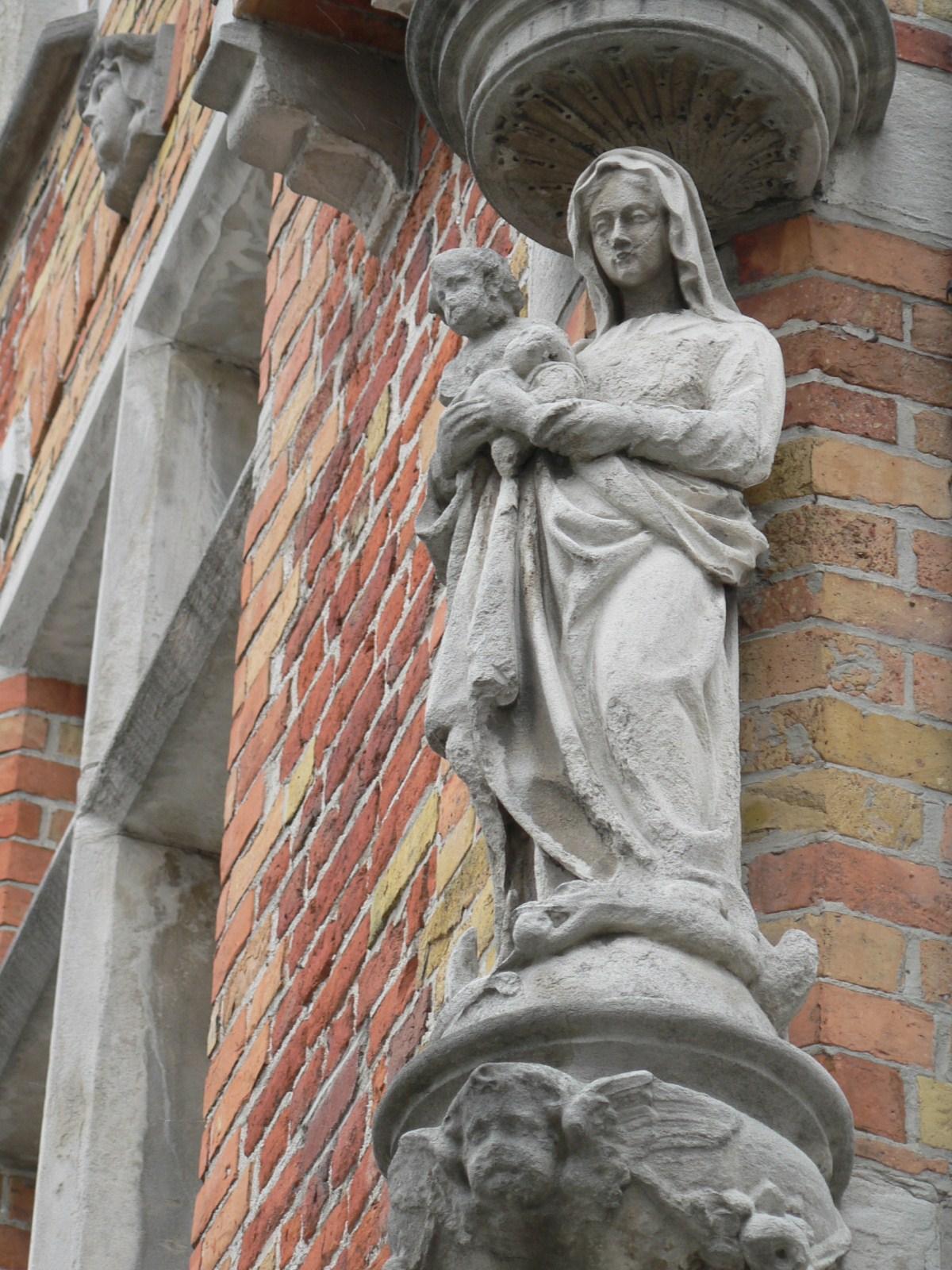 Staande Maria met Kind - Sint-Clarastraat 1 