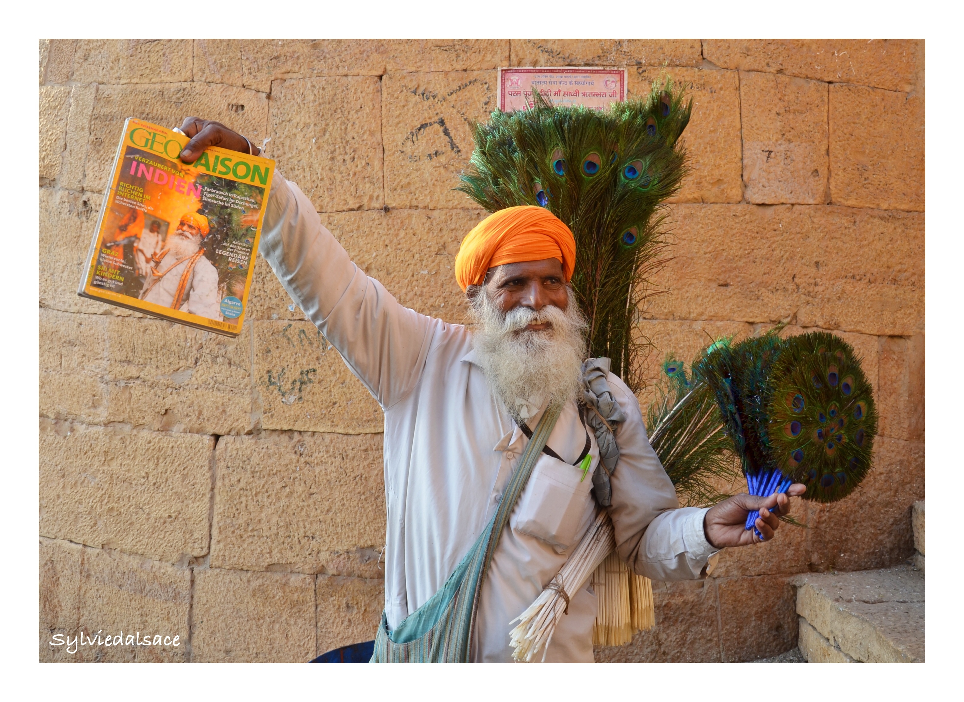 Jaisalmer - le vendeur de plumes de paon