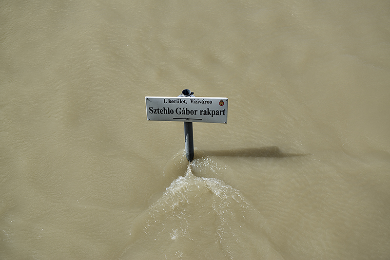 Road sign below Chain Bridge