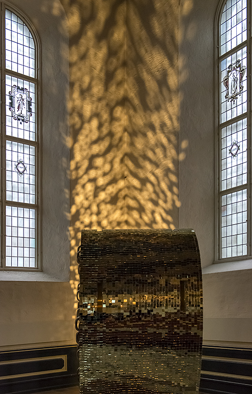 Oslo Cathedral, reflecting art (1)