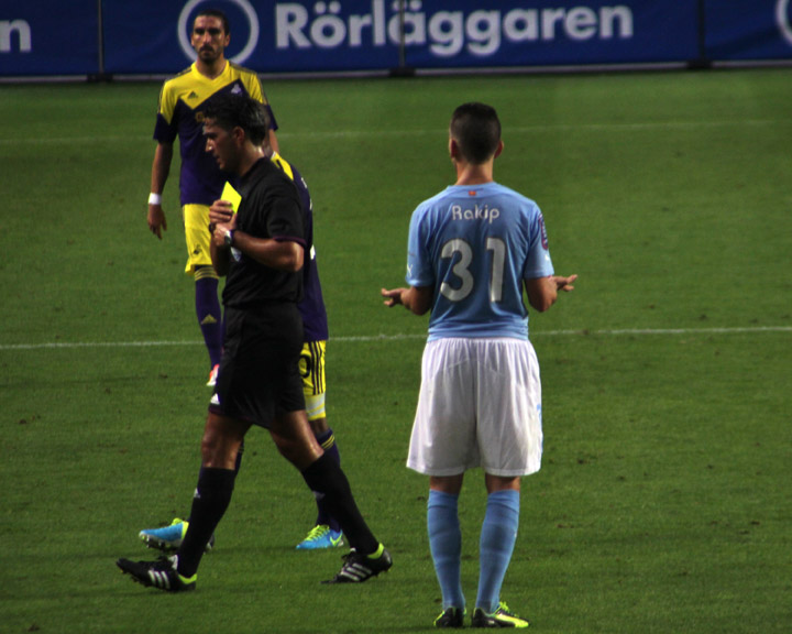 Ref Not Interested in Rakups Juggling Display