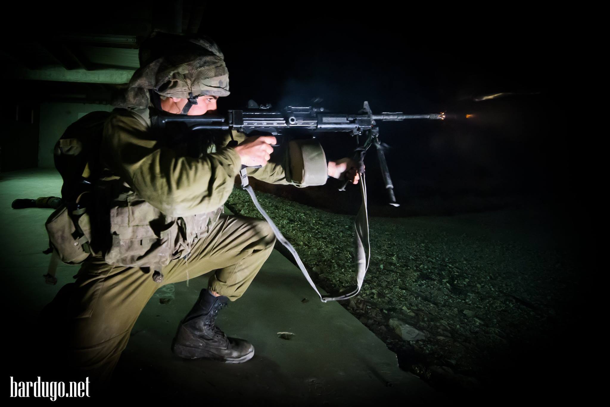 חייל צהל יורה