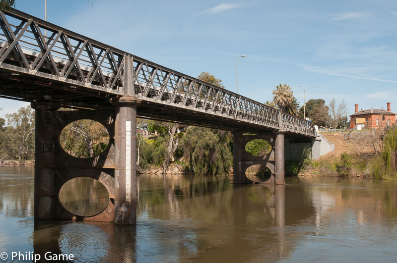 John Foord Bridge spans the Murray between Wahgunyah and Corowa