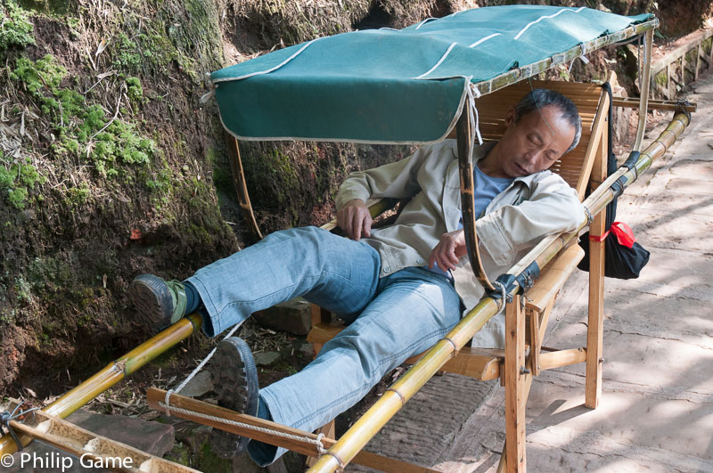 Sedan chair bearer asleep between jobs
