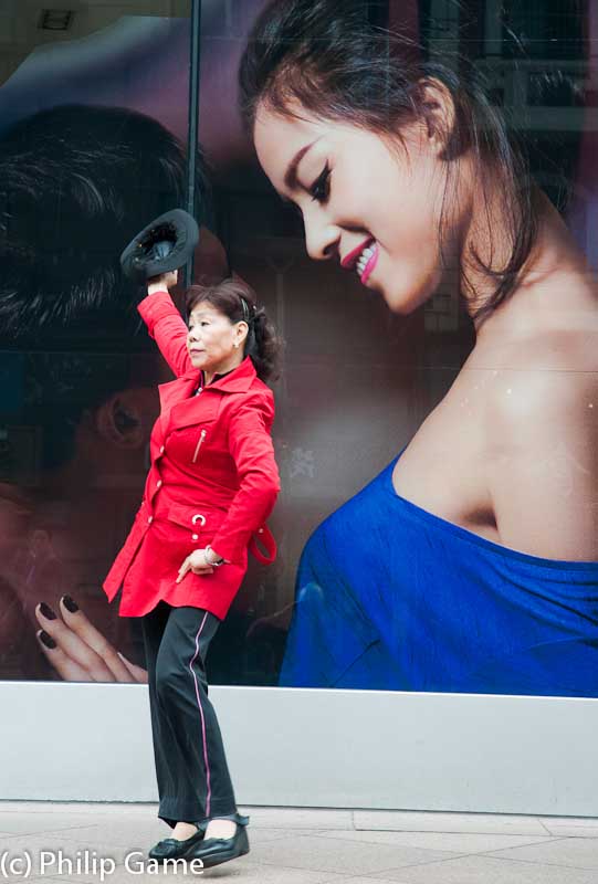 Evening tai chi in Nanjing Road, Shanghai