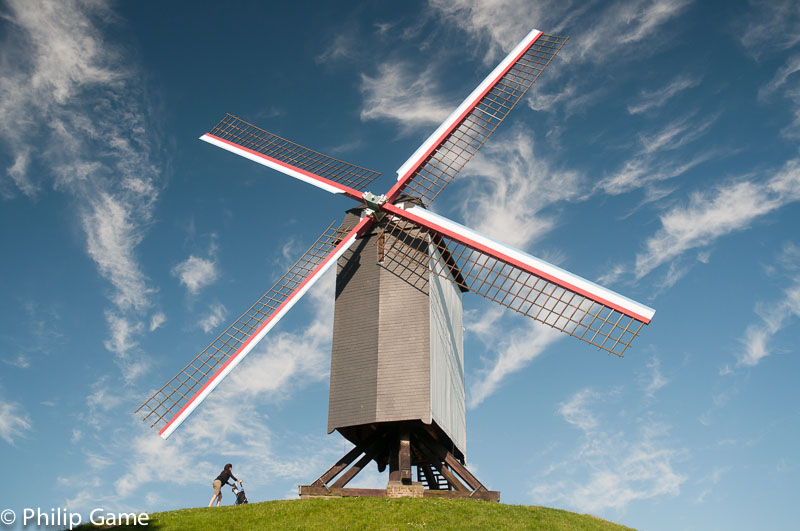 A windmill above the Ringvaart or Ring Canal