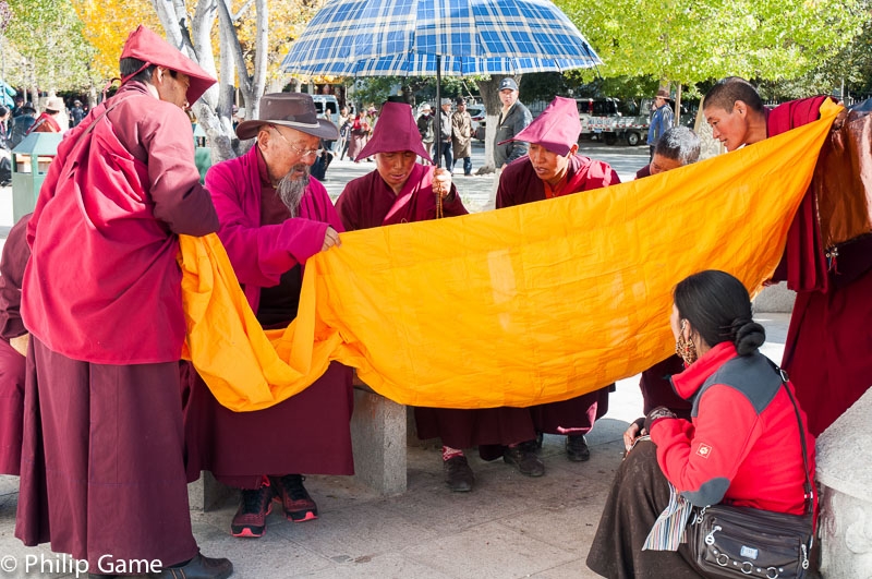 Monks unfurling a banner, Lhasa