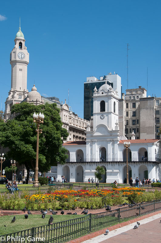 Cabildo (colonial-era town hall) across Plaza 9 de Mayo
