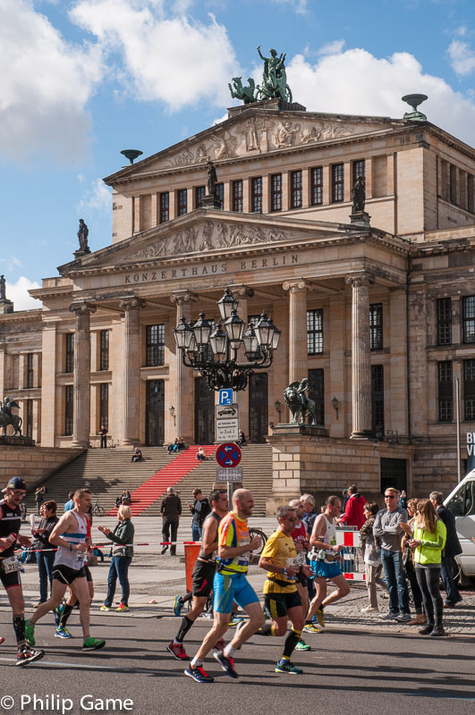 Marathon runners passing the Konzerthaus