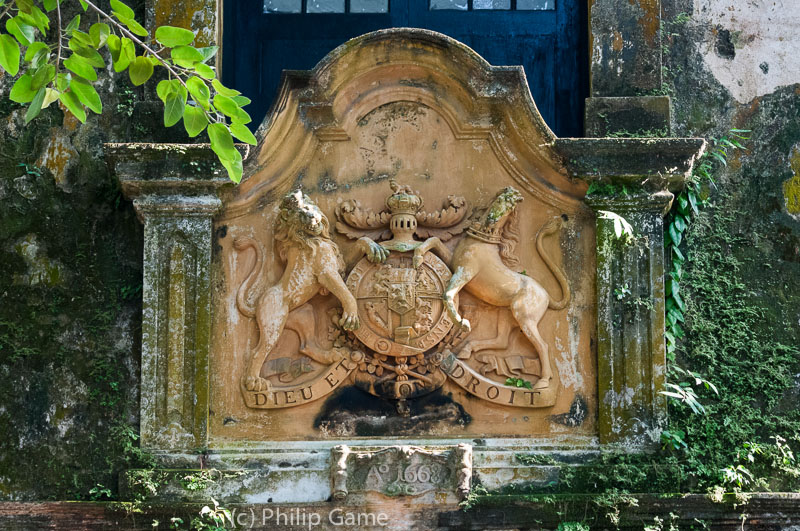 British crest above a gateway to the Fort