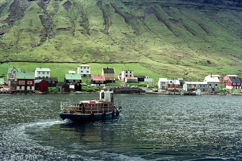 Ferry between Norddepil and Hvannasund