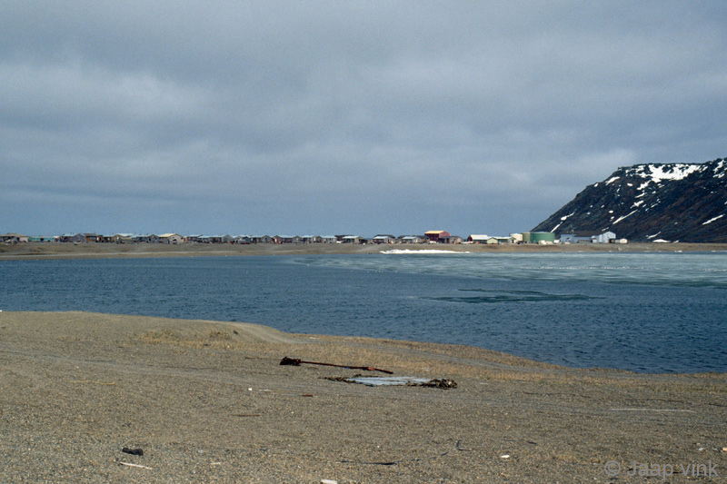 Gambell village behind Naayvag lake - Gambell achter het  Naayvag meer