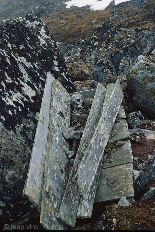 Former burial ground on Sivuqaq Mountain slope - Oude begraafplaats op berghelling
