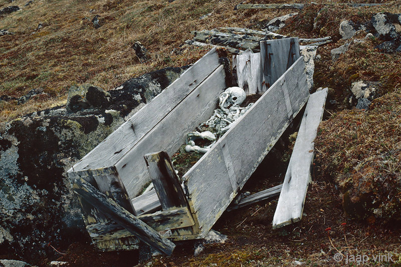 Former burial ground on Sivuqaq Mountain slope - Oude begraafplaats op berghelling