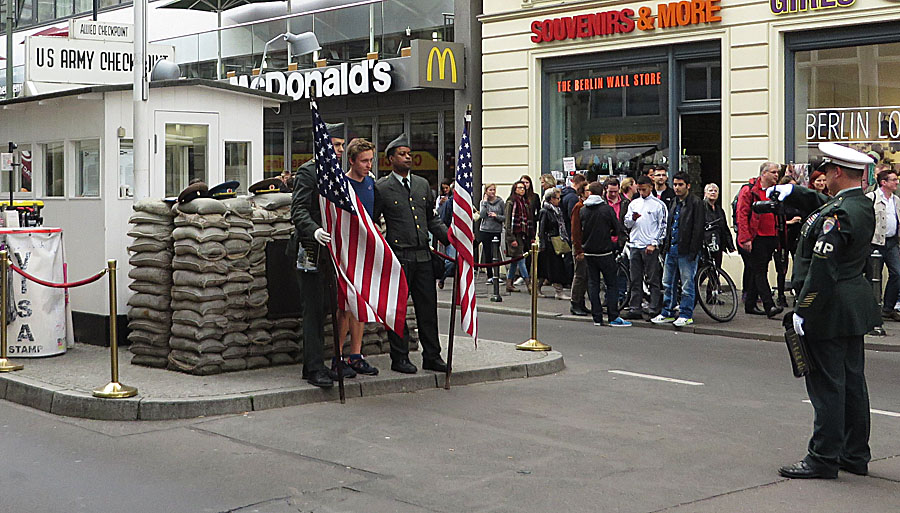 Checkpoint Charlie 3721.jpg