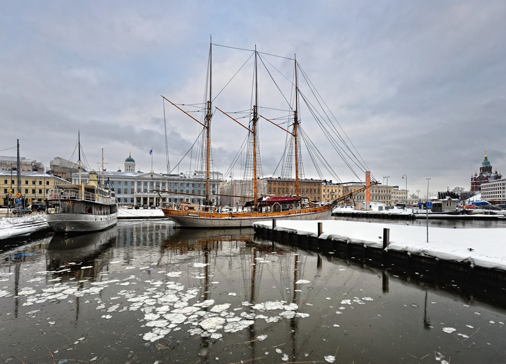 Ships at Market Square Harbor